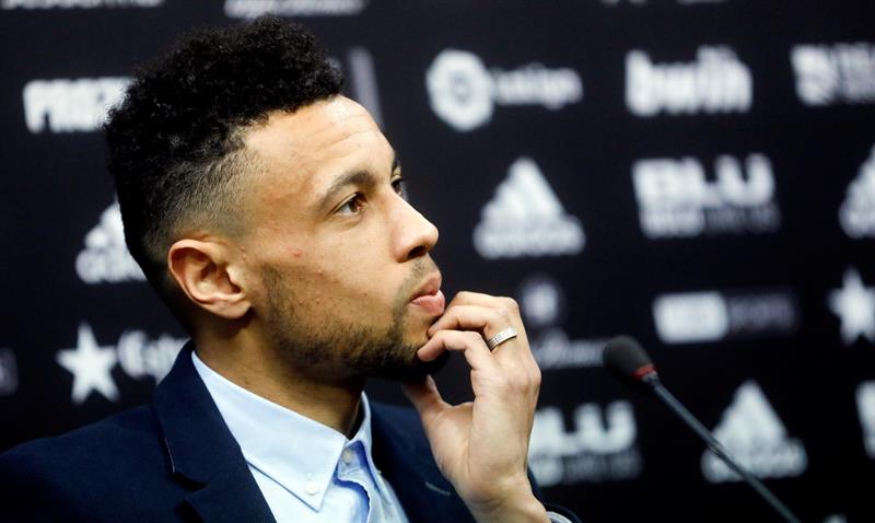 Ensangrentado, Ronaldo pide móvil en campo para verse una herida Ensangrentado, Ronaldo pide móvil en campo para verse una herida