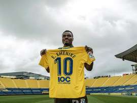 El sobrepeso de Emenike obliga a Las Palmas a buscar otro refuerzo. EFE