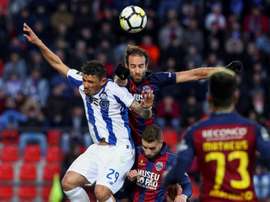 Soares não vai poder jogar este Clássico. EFE