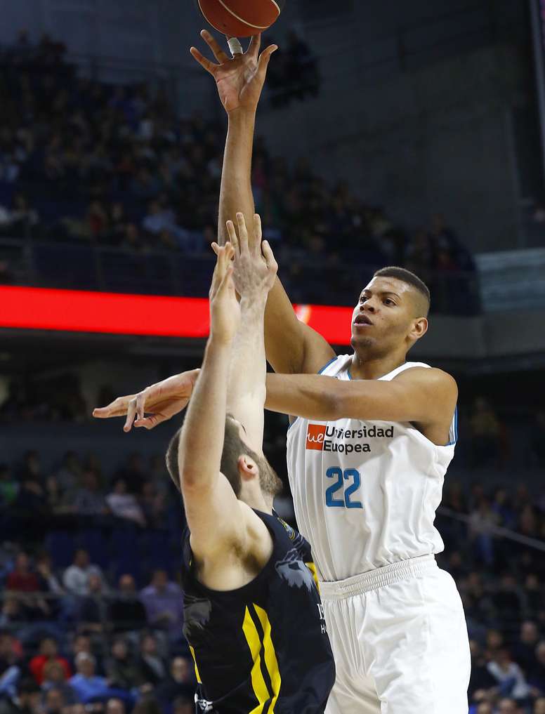 El jugador del Real Madrid Walter Tavares (d), lucha un balón con el jugador del Iberostar Tenerife Mike Tobey, durante el partido de la liga Endesa disputado en el Wizink Center en Madrid. EFE
