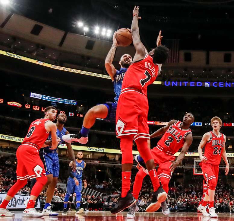 Evan Fournier (i) de Orlando Magic lanza ante Justin Holiday de los Chicago Bulls durante su juego de la NBA en Chicago, Illinois (EE.UU.). EFE