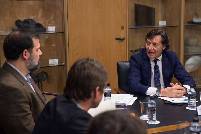 El secretario de Estado y exjugador de baloncesto, José Ramón Lete (d) conversa con el presidente de la Asociación de Baloncestistas Profesionales (ABP), Alfonso Reyes, durante la reunión que han mantenido esta mañana la Asociación de Clubes de Baloncesto (ACB) y la ABP, en el Consejo Superior de Deportes de Madrid, con el objetivo de avanzar hacia un acuerdo en el Convenio Colectivo, cuya negociación ha conducido a la convocatoria de una huelga de jugadores. EFE