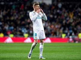 Toni Kroos tranquiliza Zidane. EFE