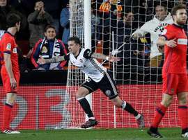 Santi Mina ajudou o Valencia a bater a Real Sociedad. EFE