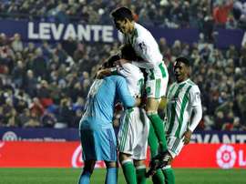 Jogadores do Bétis a festejar o segundo gol. EFE