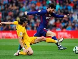 Pode ser o último duelo entre Messi e Filipe Luis. EFE