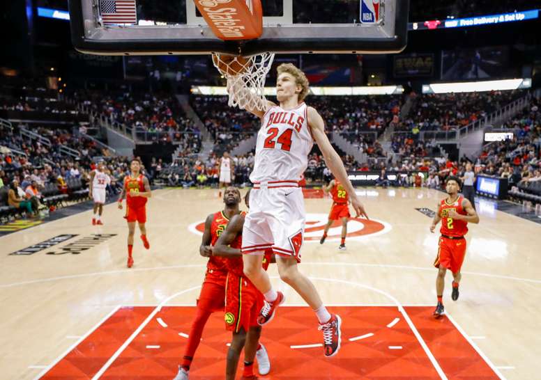 Chicago Bulls forward Lauri Markkanen of Finland dunks against the Atlanta Hawks during the second half of the NBA basketball game between the Chicago Bulls and the Atlanta Hawks at Philips Arena in Atlanta, Georgia, USA, 11 March 2018. The Bulls defeated the Hawks. EFE