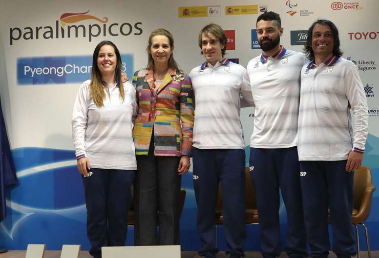 La Infanta Elena (2i) junto a miembros del Equipo Paralímpico Español durante el acto de despedida antes de viajar a los Juegos Olímpicos de Pyeongchang. EFE/Archivo
