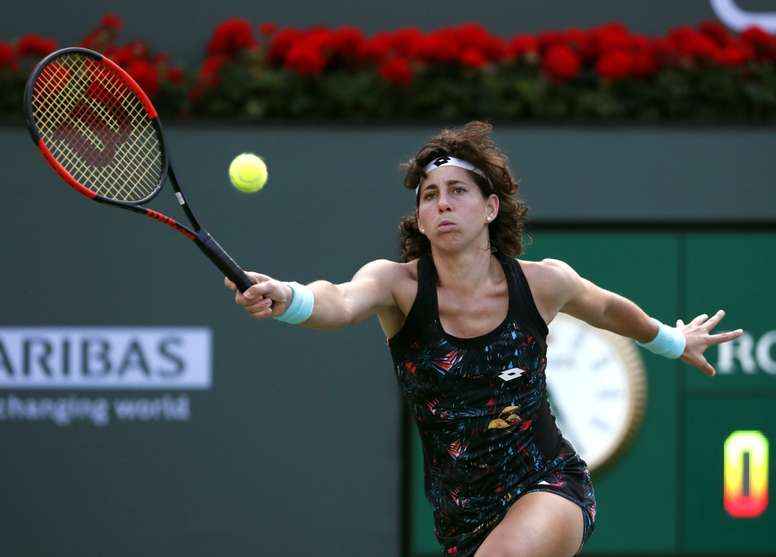 Carla Suarez Navarro de España responde una bola ante Elina Svitolina de Ucrania hoy, lunes 12 de marzo de 2018, durante un juego en el Abierto de Tenis de Indian Wells, California (EE.UU.). EFE