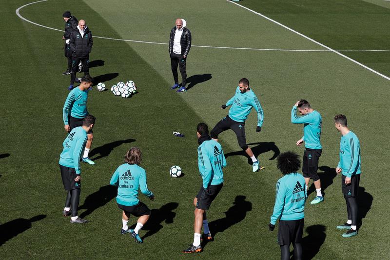 Prochain article Article précédent
Pin Zidane va faire souffler une grande partie de ses cadres. EFE Whatsapp Twitter Facebook Commentaires 2