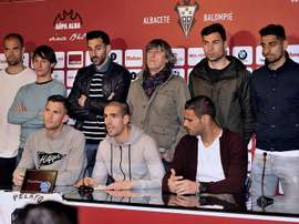 El Albacete arropó a su jugador. EF