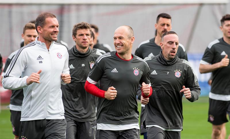 Siguiente Artículo Artículo previo
Pin El Bayern recibe la visita del Gladbach. EFE Whatsapp Twitter Facebook Comentarios 0