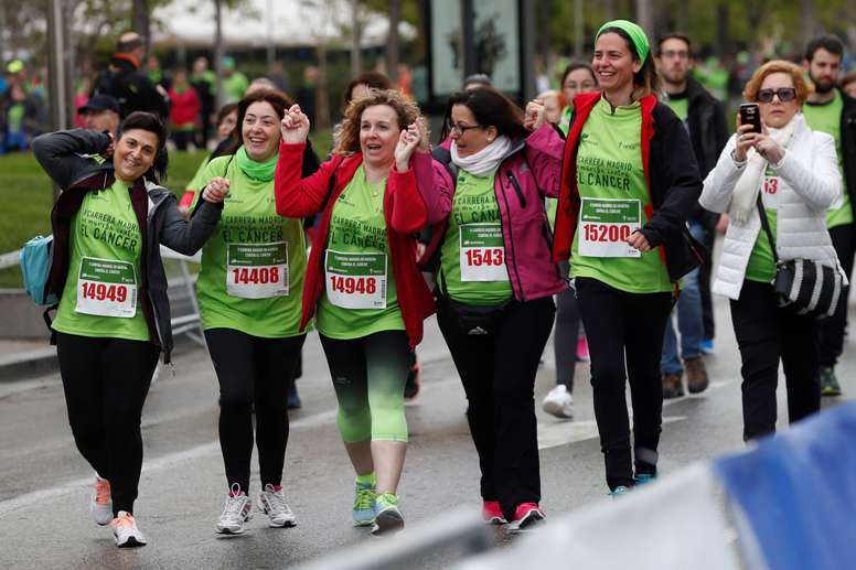 Un grupo de mujeres participa en la V Carrera AECC Madrid en Marcha contra el Cáncer, hoy en el Paseo de Recoletos de Madrid. EFE