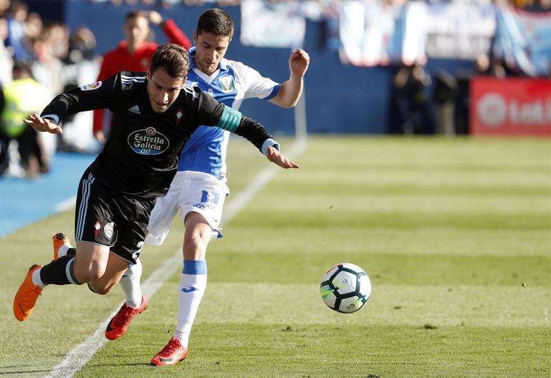 Omar Ramos pelea un balón con Hugo Mallo (Foto: EFE).