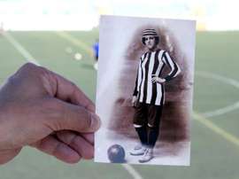 Nita Carmona entraba al campo como mujer, pero saltaba al campo como varón. EFE