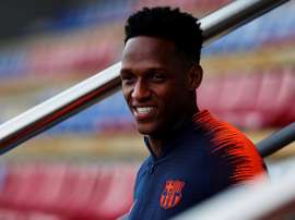Mina se ejercitó al margen junto a Marlon. EFE