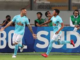 Emanuel Herrera (d) tiene contrato con Sporting Cristal hasta diciembre de 2019. EFE/Archivo