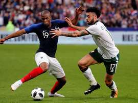 Sidibe (L) has four months to persuade Everton to keep him. EFE