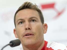 Arsenal's Stephan Lichsteiner chasing a European trophy with Arsenal. EFE/Archivo