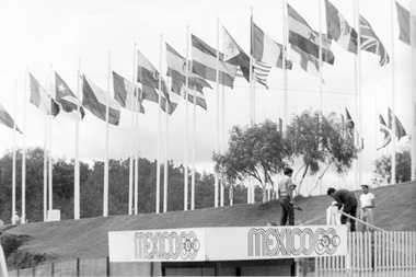 Parque de México DF adornado con banderas de los países participantes en los Juegos Olímpicos de México. EFE/Archivo