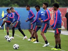 Mateus Uribe (2i) y Abel Aguilar (2d) podrían partir como titulares contra Polonia. EFE