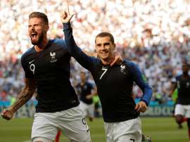 Antoine Griezmann celebra com o atacante francés Olivier Giroud. EFE