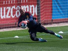 Milan put Pepe Reina's exit on hold. EFE/Archivo