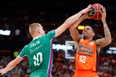 El escolta estadounidense del Valencia Basket Erick Green (d) intenta superar al finlandés Sasu Salin, de Unicaja, durante un partido. EFE/Archivo