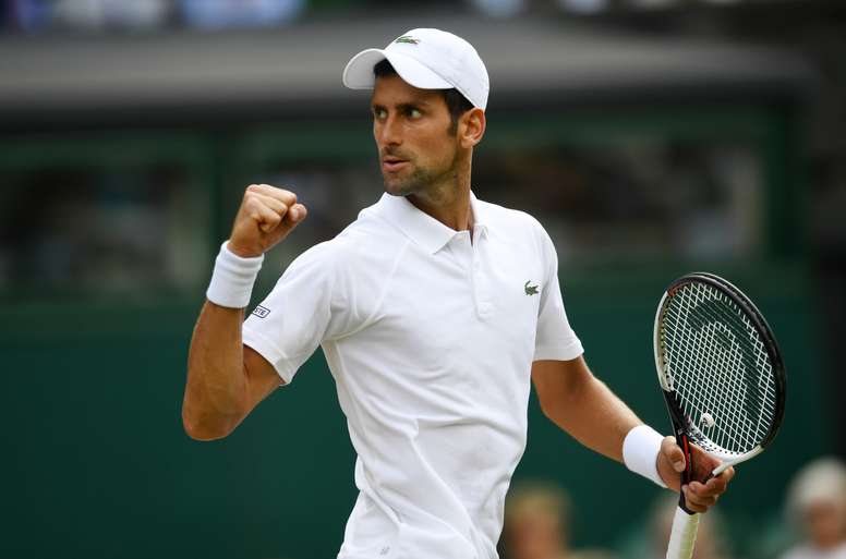 El tenista serbio Novak Djokovic se enfrenta al nipón Kei Nishikori durante su partido de cuartos de final del torneo de tenis de Wimbledon, en Londres (Reino Unido) hoy. EFE