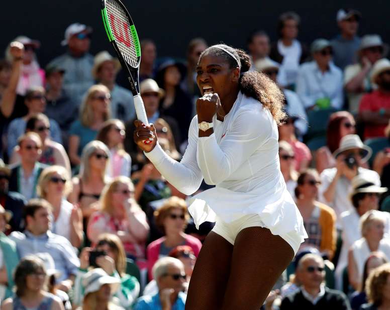 La tenista estadounidense Serena Williams ayer durante un partido de cuartos de final del torneo de Wimbledon, en Londres, Reino Unido. EFE
