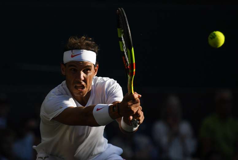 El tenista español Rafael Nadal devuelve la bola al argentino Juan Martín del Potro durante su partido de cuartos de final del torneo de tenis de Wimbledon, en Londres (Reino Unido) hoy. EFE