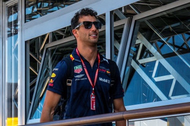El piloto de Fórmula Uno australiano Daniel Ricciardo, de Red Bull, pasea por el paddock del circuito Hockenheimring, en Hockenheim (Alemania). EFE