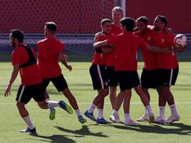 El técnico del Ujpest se mostró inferior al Sevilla. EFE