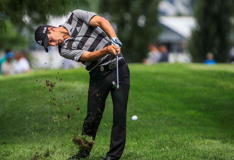 El golfista chileno Joaquín Niemann golpea la bola durante una ronda de entrenamientos con motivo del 100 Torneo del PGA Tour estadounidense disputado en el Golf Bellerive Country Club en San Luís, Misuri (Estados Unidos). EFE