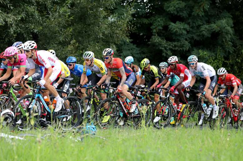 El pelotón avanza durante la quinta etapa del Tour de Polonia, un recorrido de 152km entre Wieliczka a Bielsko-Biala, a su paso por Kozmice Wielkie (Polonia). EFE