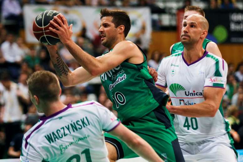 El base argentino del Joventut Nicolás Laprovittola (c) entra a canasta entre James Agustine (d) y Adam Waczynski. EFE/Archivo