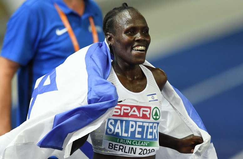 La israelí Lonah Chemtai Salpeter celebra tras ganar la final de 10.000 metros femeninos hoy, miércoles 8 de agosto de 2018, durante el Campeonato Europeo de Atletismo, en Berlín (Alemania). EFE