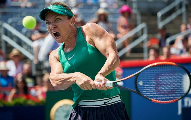 La tenista rumana Simona Halep en acción ante la rusa Anastasia Pavlyuchenkova durante un partido del Masters de Canadá hoy, jueves 9 de agosto de 2018, en Montreal (Canadá). EFE