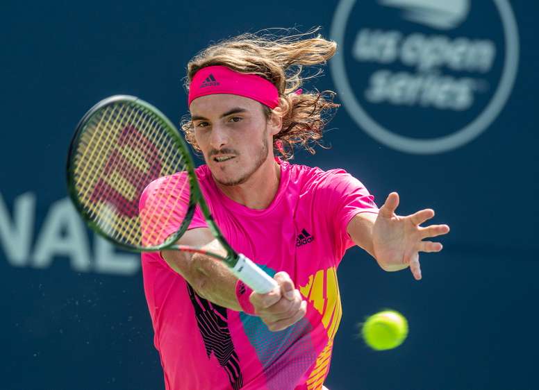 El tenista griego Stefanos Tsitsipas en acción ante el serbio Novak Djokovic durante un partido del Masters de Canadá hoy, jueves 9 de agosto de 2018, en Toronto (Canadá). EFE