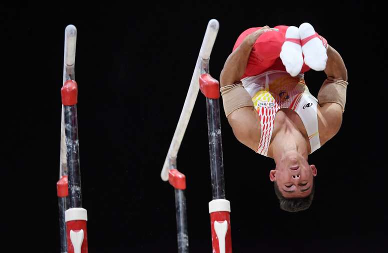 El español Nicolau Mir compite en la prueba de barras paralelas durante la final masculina individual por equipos del Campeonato Europeo de Gimnasia Artística 2018, en Glasgow (Reino Unido) hoy, jueves 9 de agosto de 2018. EFE/NEIL HALL