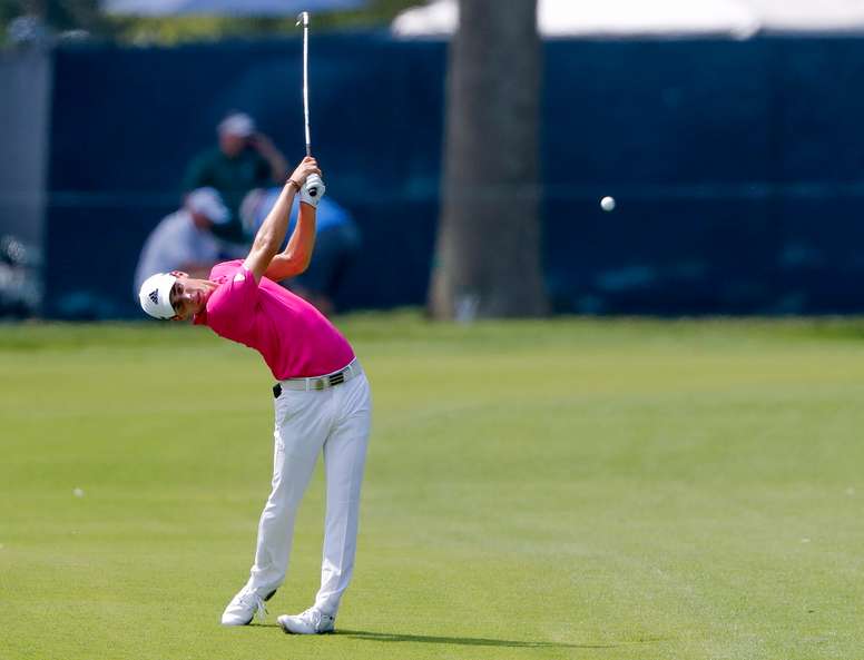 El golfista chileno Joaquin Niemann golpea la pelota en el cuarto hoyo durante la primera ronda del 100° Campeonato de la PGA en el club Bellerive de San Luis, Misuri (Estados Unidos). EFE