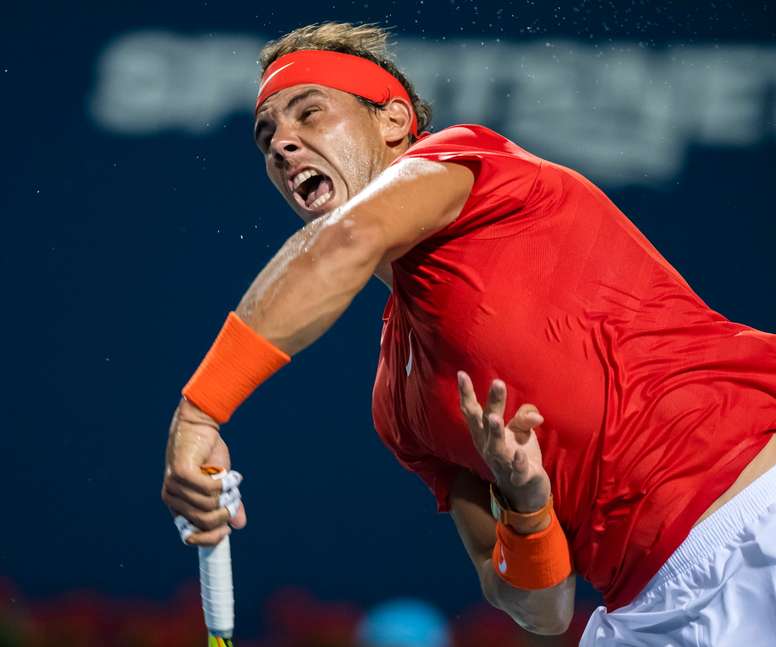 Rafael Nadal de España en acción ante Stan Wawrinka de Suiza durante la tercera ronda del Master de Canadá, en Toronto (Canadá). EFE