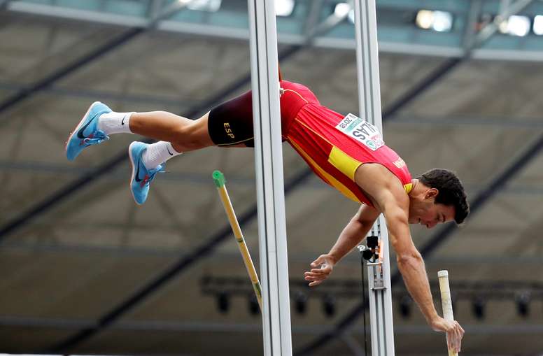 El español Adrián Vallés, en la ronda de clasificación del salto con pértiga de los Europeos de Berlín. EFE