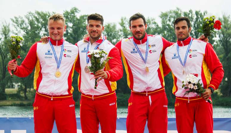 Fotografía facilitada por la Federación Española de Piragüismo de los integrantes del K4 500 español - Marcus Cooper Walz (i), Cristian Toro (2i), Saúl Craviotto (2d) y Rodrigo Germade (d), en el podio tras ganar en el XIX Campeonato de Europa de Piragüismo de Esprint y Paracanoe, el pasado mes de junio. EFE