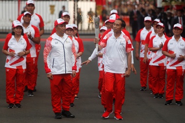 El presidente indonesio porta la antorcha de los Juegos Asiáticos 2018 que se celebran en Yakarta (Indonesia) hoy, 17 de agosto de 2018. EFE