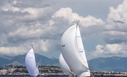 Los barcos Cippino II (der) seguido por el Fjord III (izq) durante la competición de la Clase Época Bermudiana de la regata XXIV Illes Balears Classics, que se celebra en la Bahía de Palma desde el 16 de Agosto al 18 de Agosto. EFE