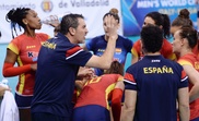 El seleccionador español de voleibol, Pascual Saurín, da instrucciones a sus jugadoras durante un partido. EFE/Archivo