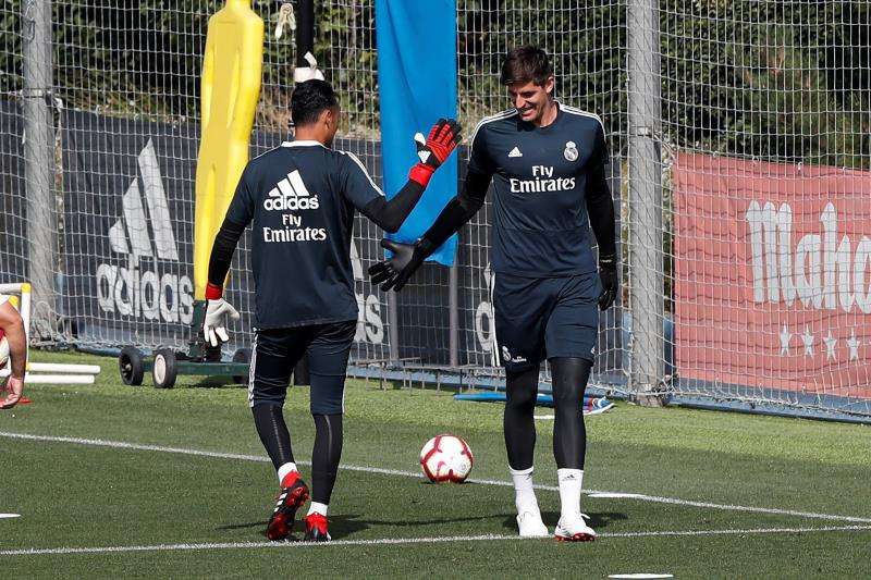 Keylor y Courtois, en un entrenamiento del Real Madrid (Foto: EFE).