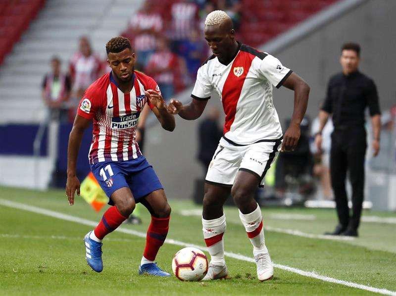 Advíncula, ante el Atleti (Foto: EFE).