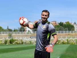 Dimitrievski, seguido por el Espanyol, llegó porque se frustró el fichaje de Roberto. EFE